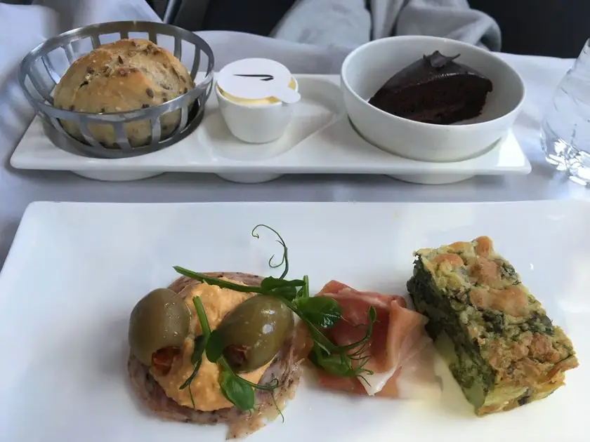 Kleine Vorspeisen und Gebäck in der British Airways Business Class