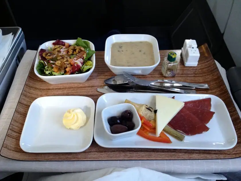 Käse- und Wurstplatte mit Salat in der Delta Business Class