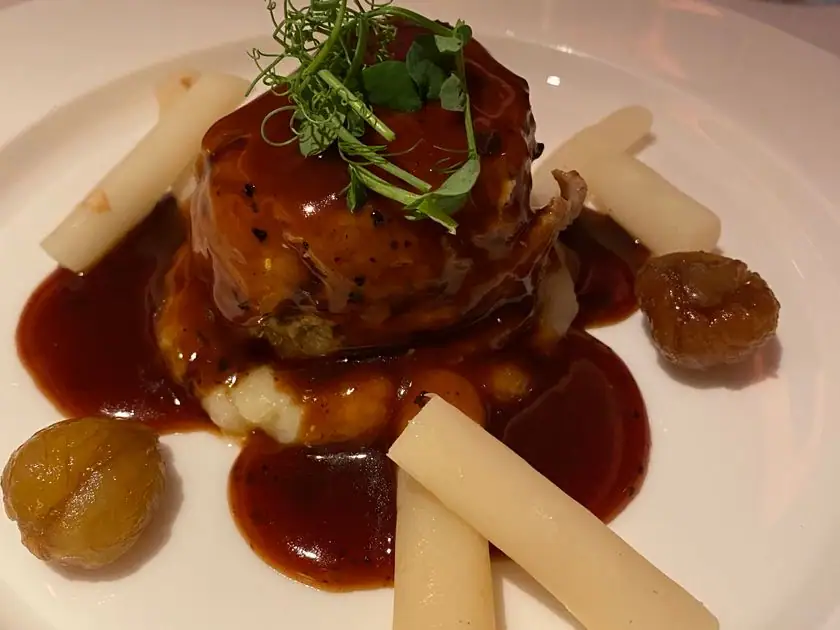 Geschmortes Fleisch mit Cannelloni und Jus, angerichtet in der Swiss First Class