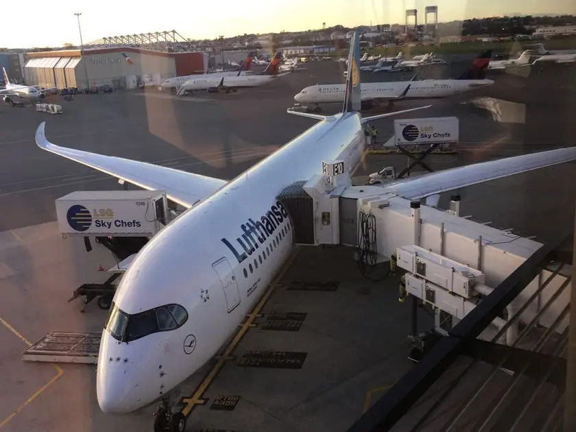 Ein Airbus A350 von der Lufthansa in Boston 2019