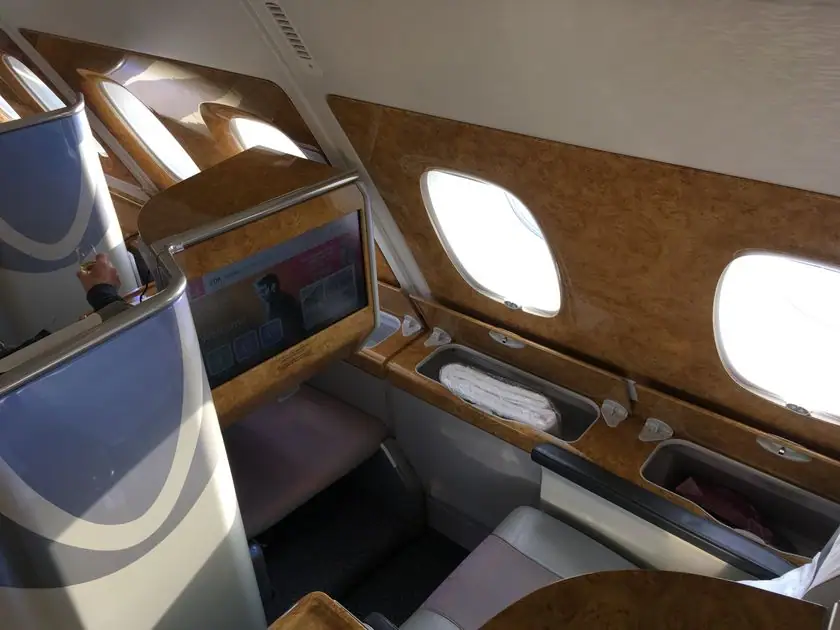 Der luxuriöse Sitz bei der Emirates Business Class im Obergeschoss des A380, Flug Dubai nach München