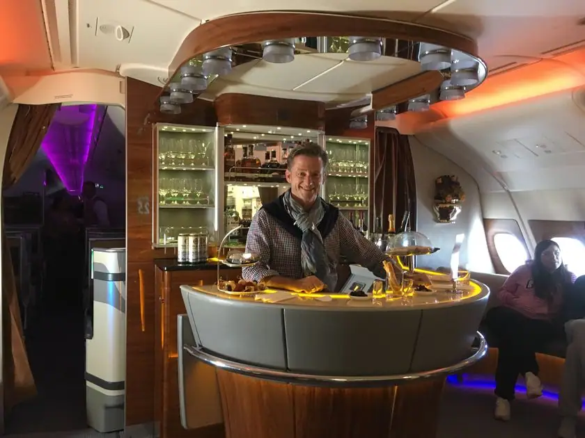Die Bar im A380 der Emirates Business Class, Treffpunkt für alle Premium-Reisenden