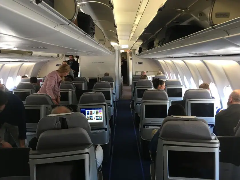 In der Lufthansa Business Class in der A340 von Frankfurt nach Boston