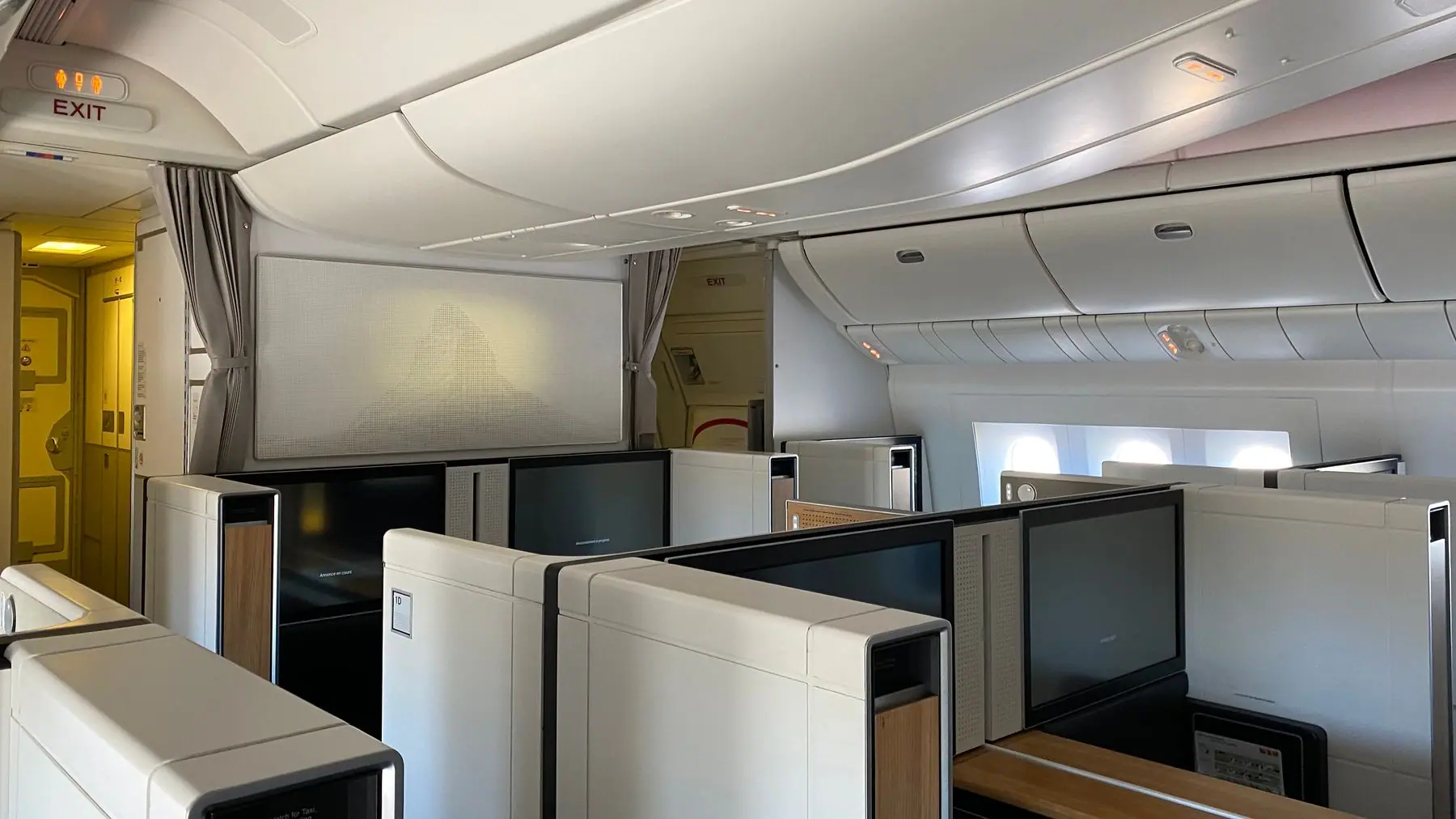 Die leere Kabine der Swiss First Class in der Boeing 777-300