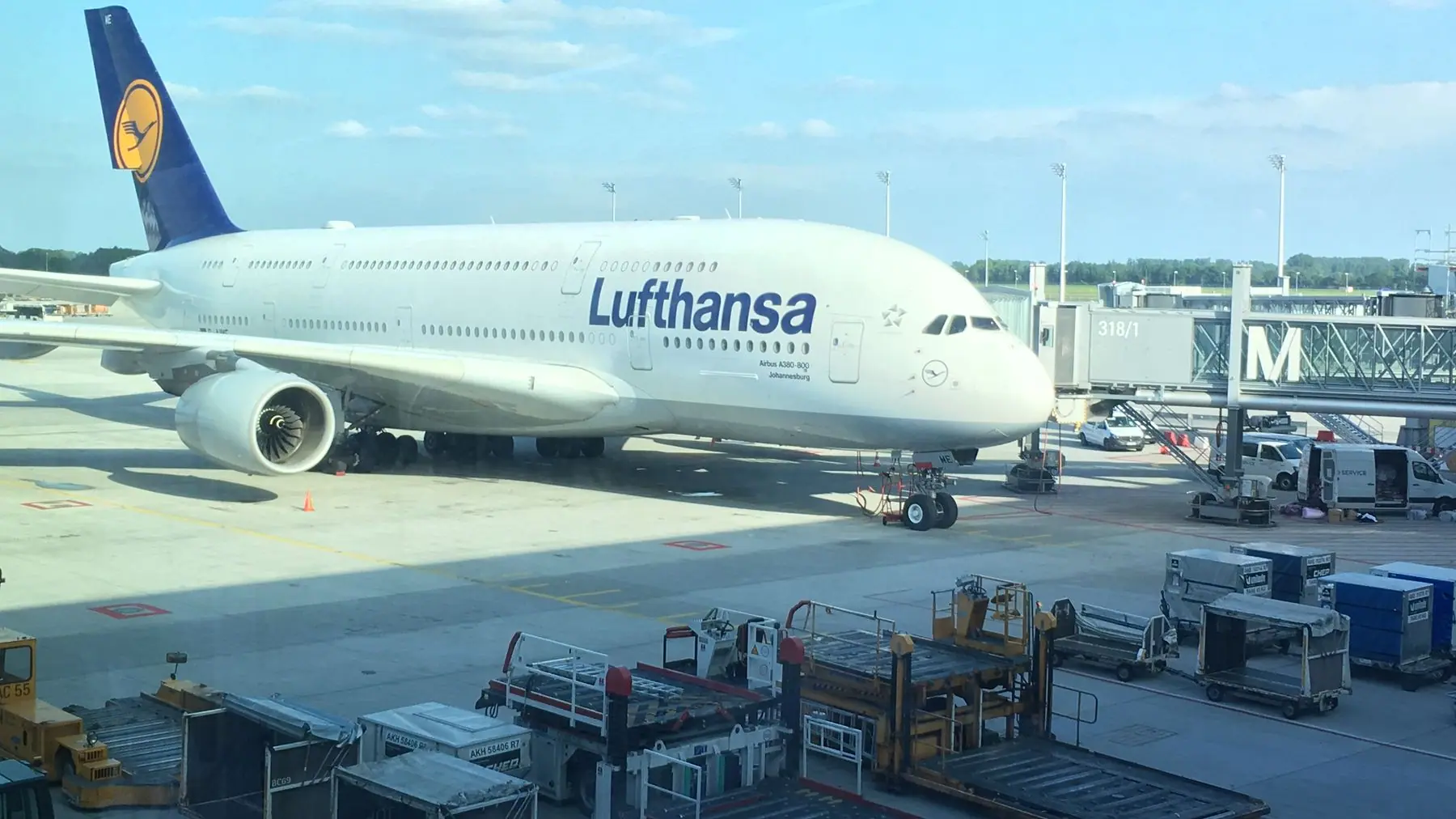 Ein Airbus A380 der Lufthansa am Gate in München
