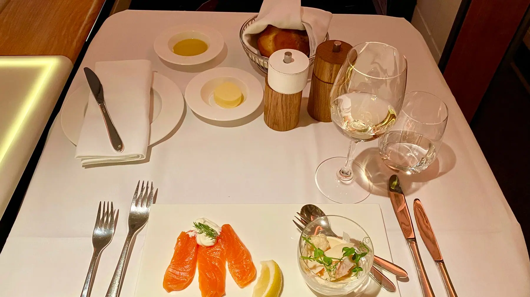Gedeckter Tisch in der First Class mit Balik-Lachs, Kaviar, Weißwein und einer Rose