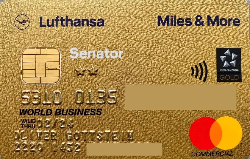 Die Miles & More Senator World Business Mastercard von Oliver Gottstein, mit zwei Sternen neben dem Schriftzug Senator