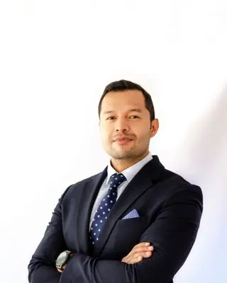 Alejandro G. im dunklen Anzug mit Krawatte