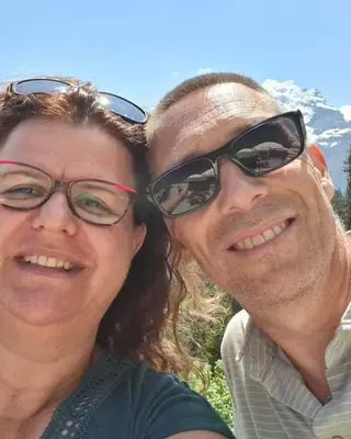 Diana und Markus Haller, gemeinsames Foto vor verschneiten Bergen