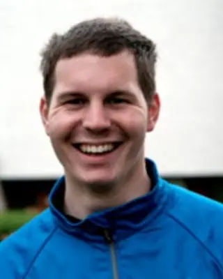 Marco F. in blauer Jacke im Freien