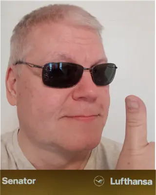 Peter A. mit Sonnenbrille, darunter seine digitale Lufthansa Senator Karte